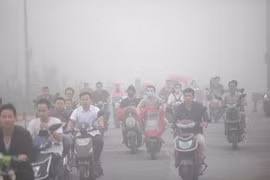  Khói mù ô nhiễm bao phủ khu vực Hàng Châu, tỉnh Chiết Giang, Trung Quốc ngày 26/9. (Nguồn: AFP/TTXVN)