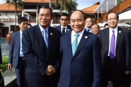 Thủ tướng Chính phủ Nguyễn Xuân Phúc làm việc với Thủ tướng Campuchia Samdech Techo Hun Sen. (Ảnh: TTXVN)