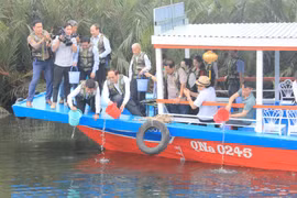 Các đại biểu tham gia thả cá giống tại vùng nước tự nhiên ở khu vực Hội An, tỉnh Quảng Nam. (Ảnh: PV/Vietnam+)