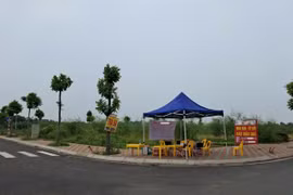 Sau khi trúng đấu giá, không ít nhà đầu tư và môi giới bất động sản đã rao bán trên các lô đất ở xã Thanh Cao (huyện Thanh Oai) với mức chênh lệch từ 200 triệu đồng/lô đến gần 1 tỷ đồng/lô. (Ảnh: Hùng Võ/Vietnam+)