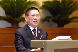 Phó Thủ tướng Chính phủ, Bộ trưởng Bộ Tài chính Hồ Đức Phớc trình bày Tờ trình về dự án Luật sửa đổi, bổ sung một số điều của Luật Chứng khoán, Luật Kế toán, Luật Kiểm toán độc lập, Luật Ngân sách nhà nước, Luật Quản lý, sử dụng tài sản công, Luật Quản lý thuế và Luật Dự trữ quốc gia. (Ảnh: Doãn Tấn/TTXVN)