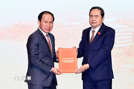 Chủ tịch Quốc hội Trần Thanh Mẫn trao Nghị quyết của Quốc hội về tổ chức chính quyền đô thị thành phố Hải Phòng cho BÍ thư Thành ủy Hải Phòng Lê Tiến Châu. (Ảnh: Doãn Tấn/TTXVN)