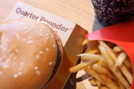 Số ca nhiễm vi khuẩn E.coli liên quan đến sản phẩm burger kẹp thịt Quarter Pounder của McDonald’s đã tăng lên 75 trường hợp. (Nguồn: Getty Images)