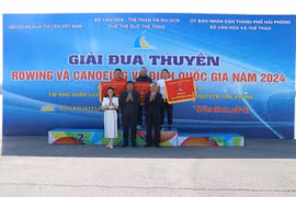 Ban Tổ chức trao cờ tại nội dung Rowing, nhất toàn đoàn là đoàn Thành phố Hồ Chí Minh, xếp thứ hai cũng là đoàn Đà Nẵng và xếp thứ ba là đoàn Thái Bình. (Ảnh: Hoàng Ngọc/TTXVN)
