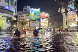 Một phần khu vực vòng xoay Đèn 4 Ngọn, thành phố Long Xuyên, An Giang ngập sâu trong nước. (Ảnh: Thanh Sang/TTXVN)