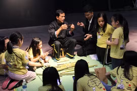 Nghệ nhân giới thiệu cách làm đàn môi của người Khơ Mú ở Nghệ An. (Ảnh: PV/Vietnam+)