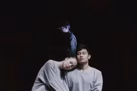 Từ khi ra mắt (đầu năm 2019), vở kịch phi lý "Nữ ca sỹ hói đầu" là một "món ăn" lạ với khán giả Thủ đô. (Ảnh: LucTeam)