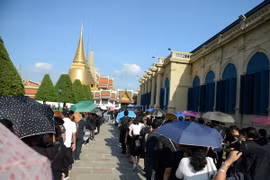Người dân vào viếng nhà vua Bhumibol Adulyadej. (Ảnh: Sơn Nam/TTXVN)