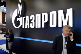 Logo của công ty Gazprom tại diễn đàn khí đốt quốc tế St. Petersburg, Nga ngày 7/10/2015. (Nguồn: EPA/TTXVN)