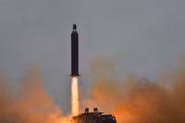 Tên lửa đạn đạo tầm trung Musudan, còn được gọi là tên lửa Hwasong-10, được phóng từ một địa điểm bí mật ở Triều Tiên. (Nguồn: EPA/TTXVN)