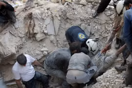 Tình nguyện viên Syria chuyển thi thể một nạn nhân sau một vụ không kích tại Aleppo ngày 4/10. (Nguồn: AFP/TTXVN)