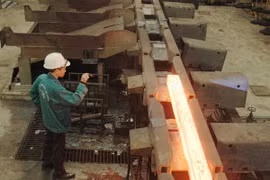Cán phôi thép tại Nhà máy cán thép Thái Trung (Công ty Cổ phần Gang thép Thái Nguyên). (Ảnh: Hoàng Nguyên/TTXVN)