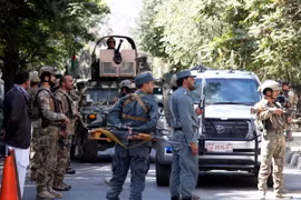 Lực lượng an ninh Afghanistan điều tra tại hiện trường một vụ đánh bom xe ở Kabul ngày 5/9. (Nguồn: THX/TTXVN)