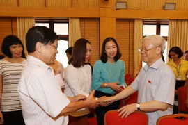Tổng Bí thư Nguyễn Phú Trọng tiếp xúc cử tri quận Hoàn Kiếm. (Ảnh: Trí Dũng/ TTXVN)