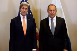 Ngoại trưởng Mỹ John Kerry (trái) và Ngoại trưởng Nga Sergei Lavrov trong một cuộc gặp ở Geneva, Thụy Sĩ ngày 9/9. (Nguồn: AFP/TTXVN)
