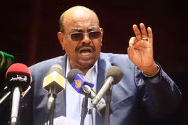 Tổng thống Sudan Omar al-Bashir phát biểu tại lễ tuyên bố chấm dứt 13 năm xung đột ở Darfur ngày 7/9. (Nguồn: AFP/TTXVN)