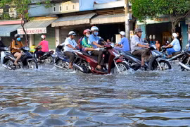 Triều cường gây ngập nặng trên đường Huỳnh Tân Phát. (Ảnh: Tuấn Anh/TTXVN phát)