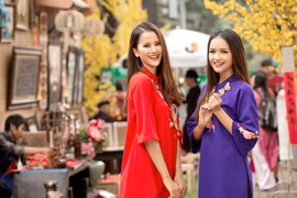 Hai quán quân trong tà áo dài ngày Xuân. (Ảnh: BTC