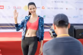 Á hậu Hoàng Thùy tham gia chương trình “Run To Future 2018.” (Ảnh: Phan Thành Nhân)
