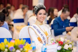 "Chúng ta hãy chọn cách đấu tranh, vượt lên số phận và tìm ra lối đi tốt nhất cho tương lai của mình," Hoa hậu H'Hen Niê chia sẻ. (Ảnh: Như Hoàn)