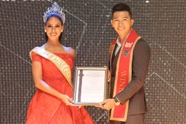 Hoa hậu Quốc tế 2017 Barbara Vitorelli trao bản quyền tham dự Miss Global tại Hà Nội. (Ảnh: Hòa Nguyễn)
