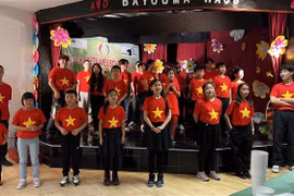 Tiết mục "Việt Nam ơi" trong buổi lễ Ngày hội Gia đình của Trường tiếng Việt AWO. (Ảnh: Phương Hoa/TTXVN)