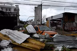 Cảnh tàn phá sau khi bão Otis quét qua Acapulco, bang Guerrero, Mexico. (Ảnh: AFP/TTXVN)
