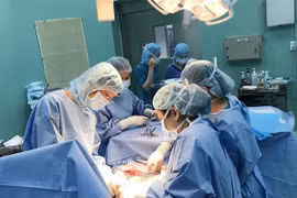 Các bác sỹ Bệnh viện Hùng Vương và Bệnh viện Tim Tâm Đức (Thành phố Hồ Chí Minh) phối hợp phẫu thuật khẩn cấp cứu sống sản phụ và thai nhi. (Ảnh: TTXVN phát)