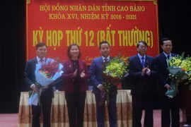 Lãnh đạo Ủy ban nhân dân tỉnh Cao Bằng tặng hoa chúc mừng các đồng chí được bầu là Phó Chủ tịch Ủy ban nhân dân tỉnh, Ủy viên Ủy ban nhân dân tỉnh Cao Bằng, nhiệm kỳ 2016-2021. (Ảnh: Chu Hiệu/TTXVN)