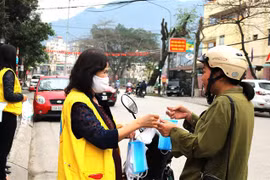Các tình nguyện viên của Câu lạc bộ tình người Sơn Lâm Hà Giang phát khẩu trang miễn phí cho nhân dân trên địa bàn thành phố Hà Giang. (Ảnh: Minh Tâm/TTXVN)