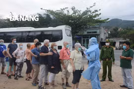 Lực lượng chức năng kiểm tra thân nhiệt du khách tại khu vực phía nam đèo Hải Vân. (Nguồn: Báo Đà Nẵng)