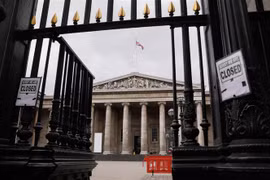 Viện bảo tàng quốc gia Anh ở London đóng cửa do tác động của dịch COVID-19. (Ảnh: THX/TTXVN)