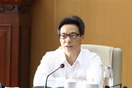 Phó Thủ tướng Chính phủ Vũ Đức Đam phát biểu chỉ đạo tại điểm cầu Bộ Y tế. (Ảnh: Văn Điệp/TTXVN)