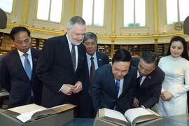 Chủ tịch nước Võ Văn Thưởng thăm Phòng đọc, nơi Karl Marx, Lenin cùng nhiều nhà tư tưởng lớn đã đến đọc và nghiên cứu. (Ảnh: Thống Nhất/TTXVN)