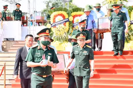 Truy điệu, an táng 19 liệt sỹ là quân tình nguyện, chuyên gia Việt Nam hy sinh tại Lào. (Ảnh: Đức Thọ/TTXVN)