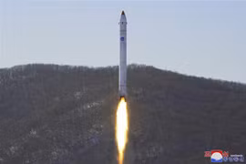 Hình ảnh do Hãng thông tấn Triều Tiên (KCNA) đăng phát ngày 19/12/2022 về vụ phóng thử tên lửa mang vệ tinh thực nghiệm tại bãi phóng vệ tinh Sohae ở Tongchang-ri. (Ảnh: AFP/TTXVN)