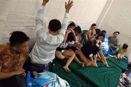 Các đối tượng thuê phòng nghỉ để sử dụng ma túy. (Ảnh: TTXVN phát)