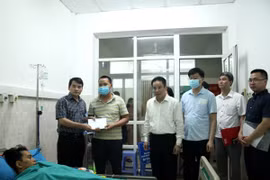 Phó Cục trưởng Cục Nhà giáo và Cán bộ quản lý giáo dục Phạm Tuấn Anh (bên trái) trao thư chia buồn, thăm hỏi gia đình cô giáo Mai Thị Yến. (Nguồn: Báo Hà Giang)