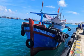 Tàu cá NT-90874TS cập cảng âu tàu đảo Trường Sa nhờ hỗ trợ. (Nguồn: Báo Quân đội Nhân dân)