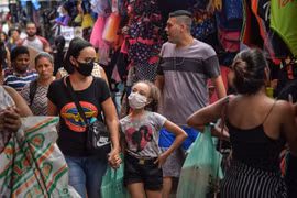 Người dân mua sắm tại một khu chợ ở Sao Paulo, Brazil. (Ảnh: AFP/TTXVN)