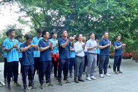 Ban huấn luyện và các cầu thủ U17 Việt Nam dâng hương, hoa tri ân công đức Vua Hùng tại Đền Thượng. (Ảnh: Trung Kiên/TTXVN)
