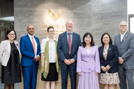 Giáo sư Max Pfeffer (ngoài cùng bên phải) trong chuyến viếng thăm VinUni vào tháng 4/2023 nhân kỷ niệm hợp tác chiến lược 5 năm Cornell-VinUni. (Nguồn: VinUni)