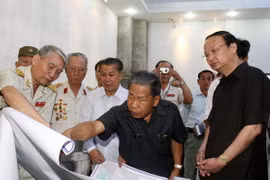 Ông Saman Vinhakek đến thăm và nói chuyện với 200 lưu học sinh Lào đang học tập tại trường đại học Quy Nhơn năm 2009. (Ảnh: Viết Ý/TTXVN)