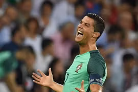 Cristiano Ronaldo mừng chiến thắng sau trận đấu với xứ Wales tại Decines-Charpieu, Pháp ngày 6/7. (Nguồn: AFP/TTXVN)