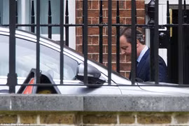 Thủ tướng Anh tránh các phóng viên và rời số 10 phố Downing theo đường cửa sau. (Nguồn: Dailymail)