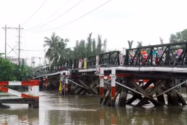Hiện trường vụ va chạm, đường ống nước qua cầu đã bị vỡ. (Ảnh: Mạnh Linh/TTXVN)