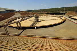 Hệ thống bể lắng của nhà máy tuyển quặng bauxite. (Ảnh: Trọng Đạt/TTXVN)