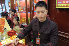 Nhân viên Bảo Tín Minh Châu đang giao dịch vàng miếng. (Ảnh: PV/Vietnam+)