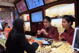 Khách hàng đang giao dịch vàng miếng. (Ảnh: PV/Vietnam+)