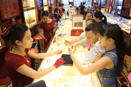 Khách hàng đang giao dịch vàng miếng. (Ảnh: PV/Vietnam+)